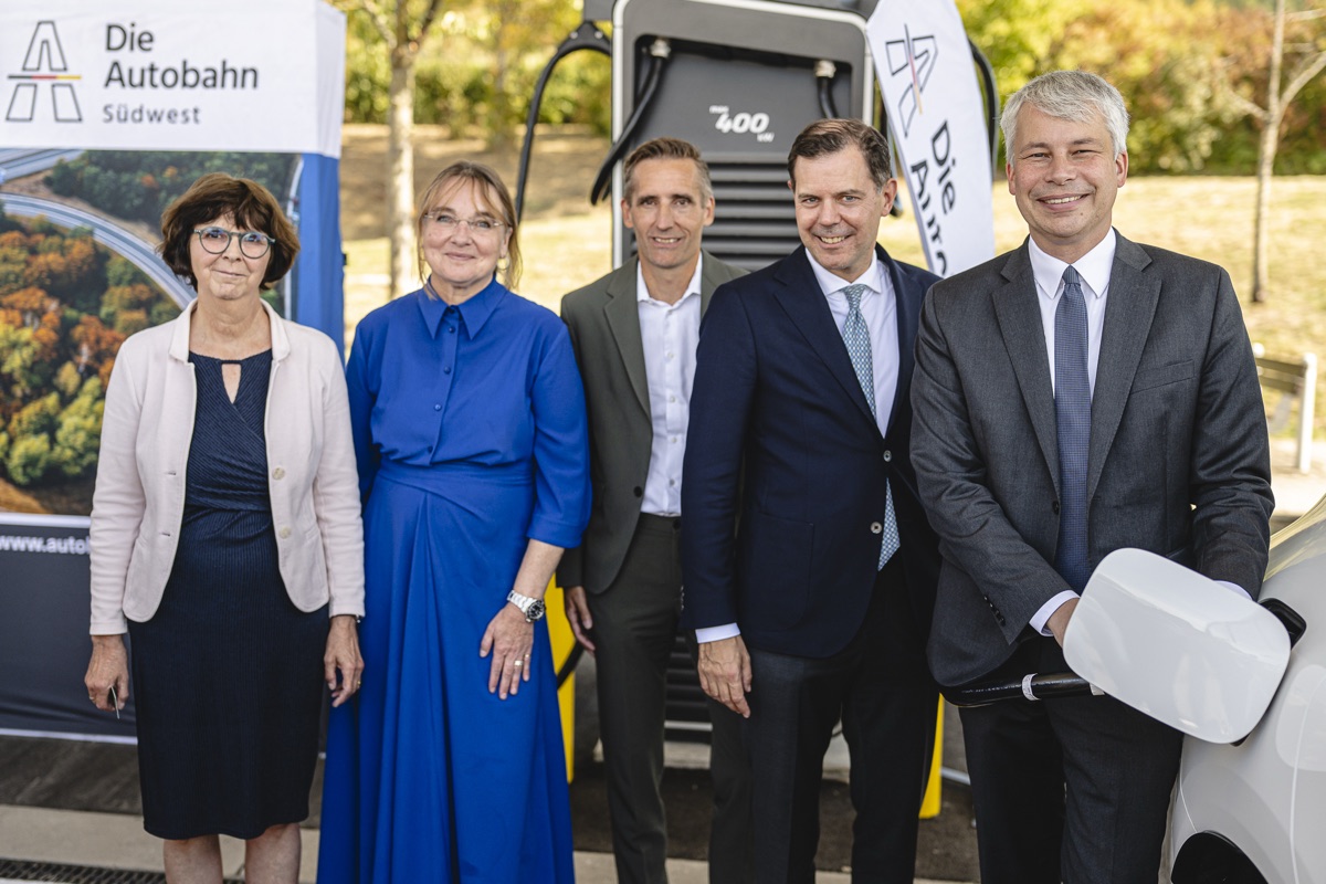 Gruppenbild der Beteiligten vor der Ladesäule