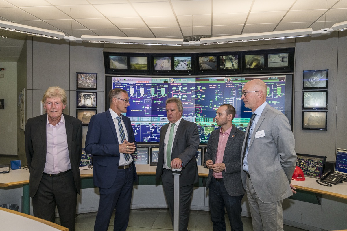 Team bespricht Betriebsdaten vor der Prozessleittechnik in der Leitwarte