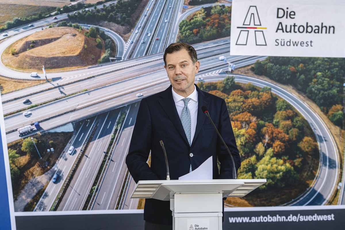 Zweiter Redner am Pult mit Manuskript