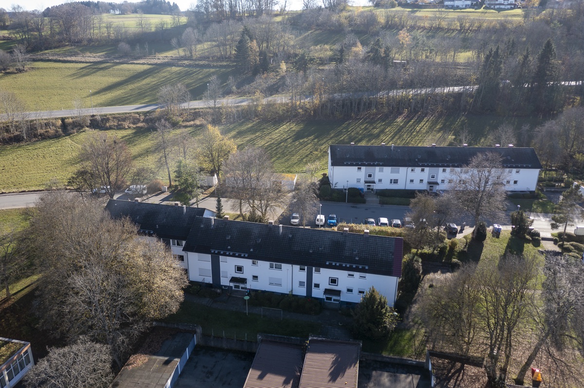 Wohnanlage aus der Luft, mehrere Gebäude im Zusammenhang