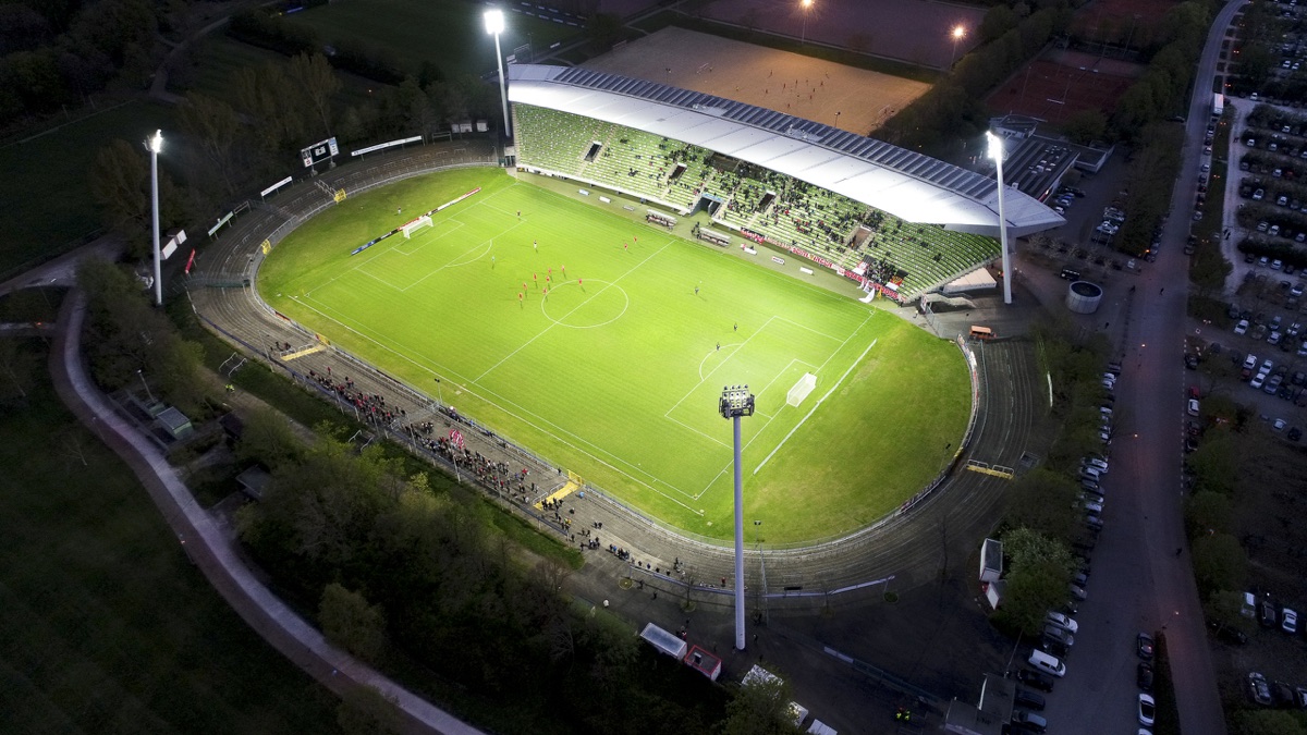 Stadion bei Flutlicht, Bundesligaspiel im Unterhaus, Zuschauer auf der Tribüne