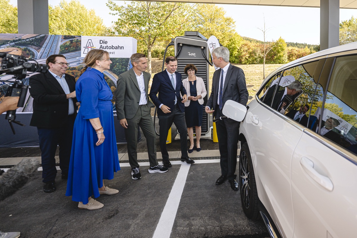 Gespräch der Beteiligten am Fahrzeug, eine Kamera im Anschnitt