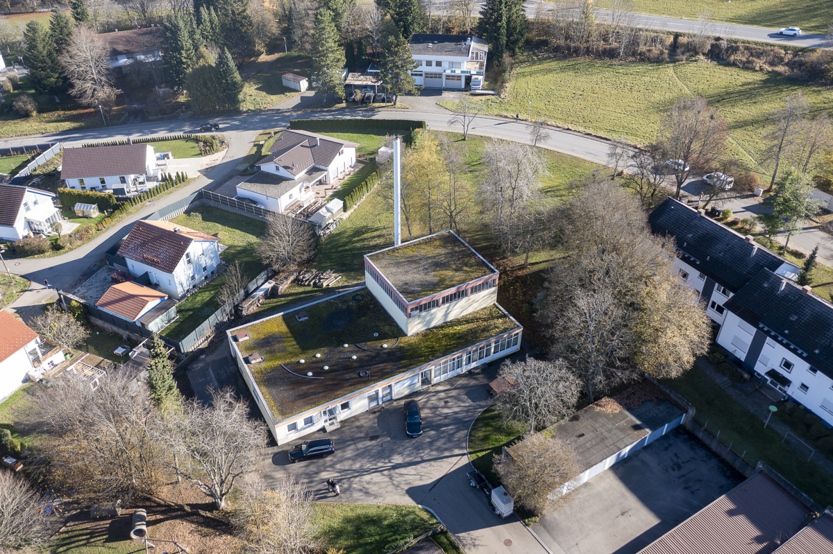 Einzelhaus mit Grundstück aus der Luft, herbstliche Umgebung